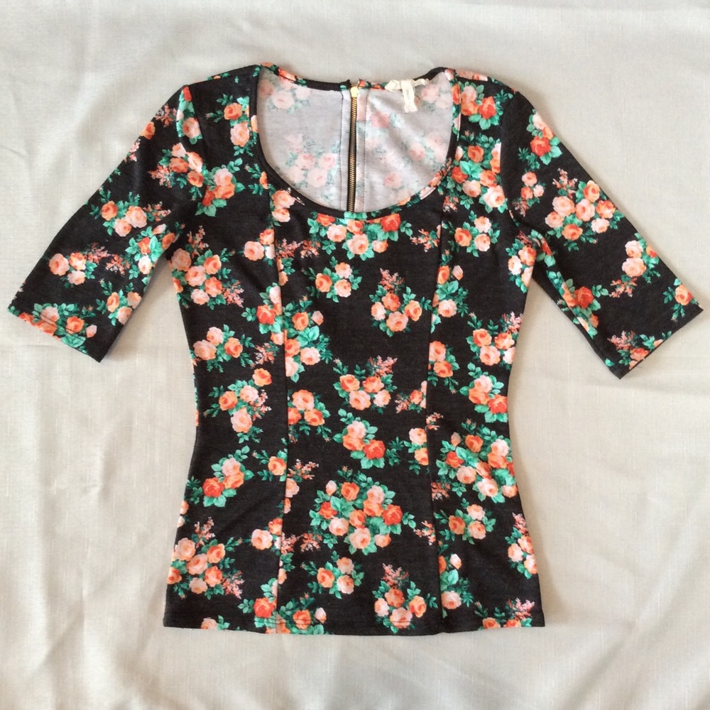 Flora Print Top. Zip up the back.